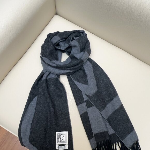 Toteme wool and cashmere scarves - Picture 2 of 8